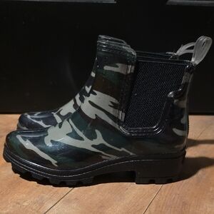 Woman's Camouflage Rain Boots